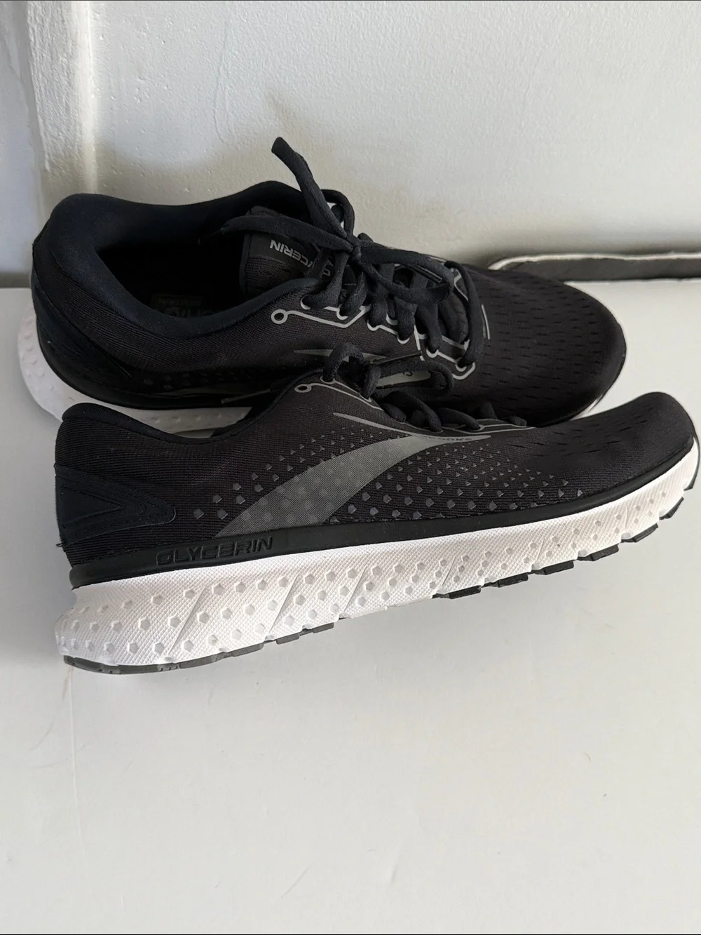 Brooks Women Black and White Running Shoes - Glycero 18  WE RUN  ON SCIENCE
